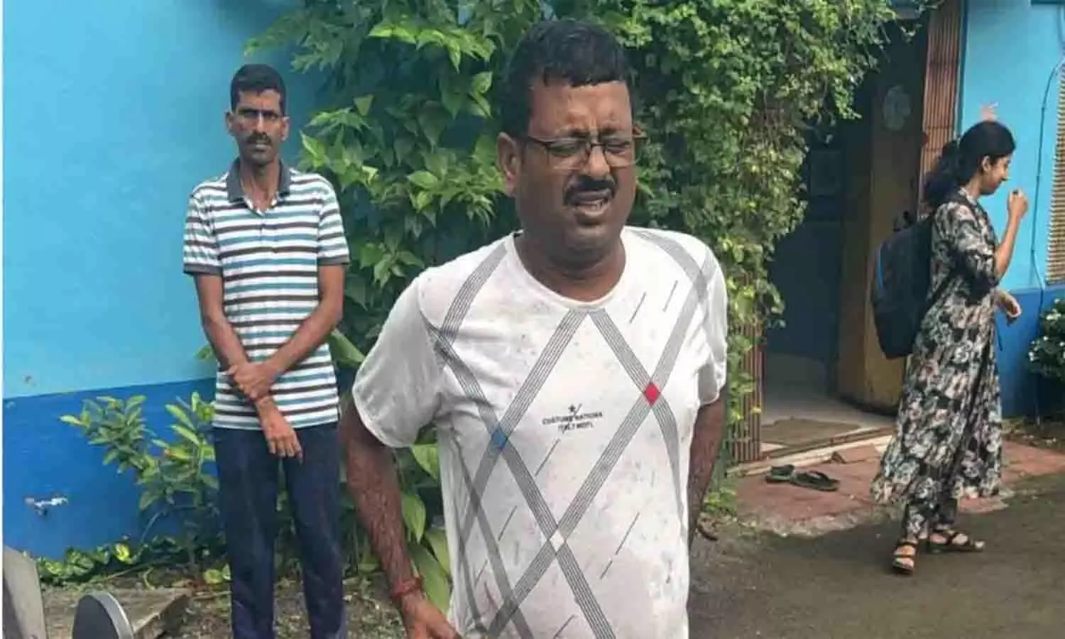 दीवार फांदकर भागे TMC विधायक जीबनकृष्ण साहा, ED ने किया गिरफ्तार | TMC MLA Arrested by ED During Raid in Bengal दीवार फांदकर भागे TMC विधायक जीबनकृष्ण साहा, ED ने किया गिरफ्तार | TMC MLA Arrested by ED During Raid in Bengal