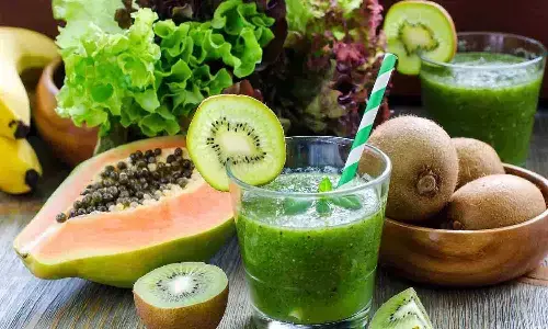 प्लेटलेट्स बढ़ाने के लिए कीवी या पपीता? जानिए कौन है असली सुपरफ्रूट | Kiwi vs Papaya for Platelets