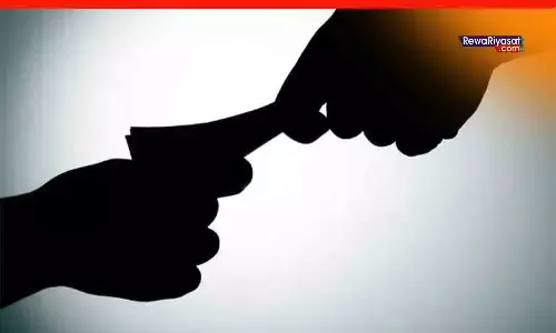 रीवा लोकायुक्त ने MPEB जूनियर इंजीनियर को ₹10,000 रिश्वत लेते पकड़ा