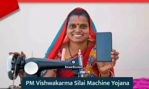 पीएम विश्वकर्मा योजना के प्रतीक के रूप में एक महिला सिलाई मशीन पर काम कर रही है, जो महिला सशक्तिकरण को दर्शाती है।