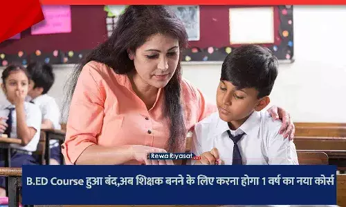 एक हाथ में शिक्षण की किताब और दूसरे हाथ में टैबलेट पकड़े एक छात्र की प्रतीकात्मक तस्वीर, जो शिक्षण में तकनीकी और व्यावहारिक शिक्षा के समन्वय को दर्शाती है।