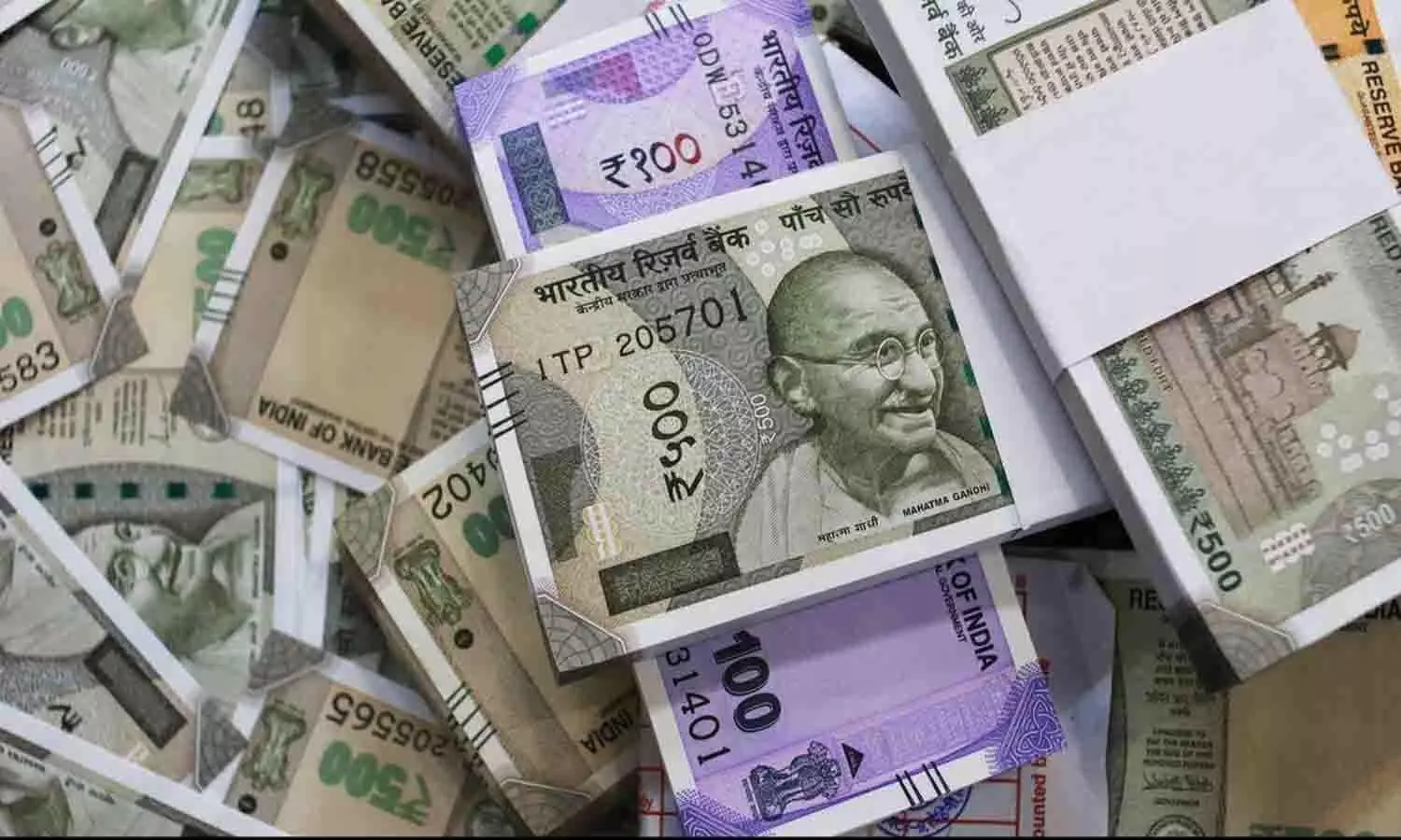 रुपया रिकॉर्ड निचले स्तर पर, डॉलर के मुकाबले 88.27 | Rupee Hits Record Low at 88.27 Against Dollar