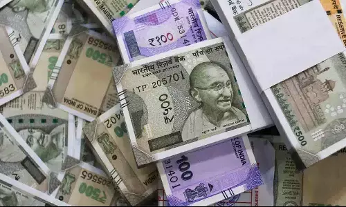 रुपया रिकॉर्ड निचले स्तर पर, डॉलर के मुकाबले 88.27 | Rupee Hits Record Low at 88.27 Against Dollar रुपया रिकॉर्ड निचले स्तर पर, डॉलर के मुकाबले 88.27 | Rupee Hits Record Low at 88.27 Against Dollar