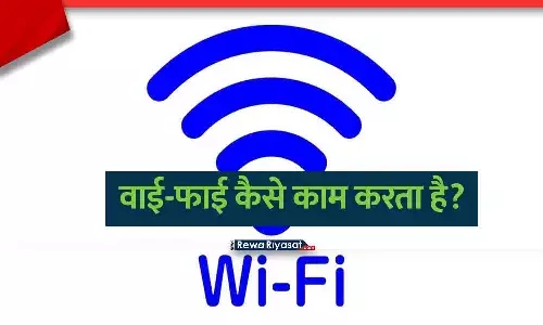 A visual representation of a Wi-Fi router transmitting radio waves to a laptop and a smartphone, explaining the wireless internet connection process A visual representation of a Wi-Fi router transmitting radio waves to a laptop and a smartphone, explaining the wireless internet connection process