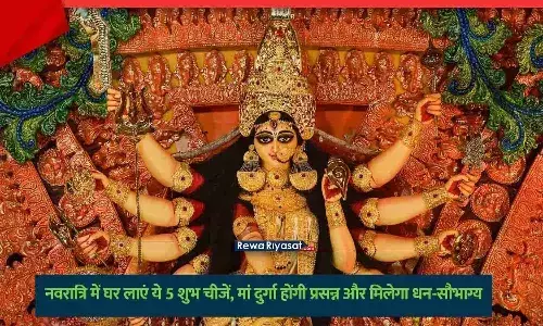 नवरात्रि से संबंधित शुभ वस्तुएं जैसे शंख, श्रीयंत्र और मोरपंख।