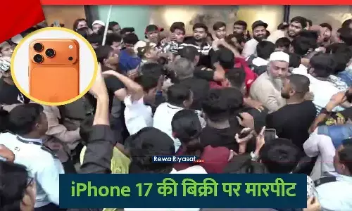 मुंबई में ऐप्पल स्टोर के बाहर iPhone 17 खरीदने के लिए लगी भारी भीड़ में हो रही हाथापाई।