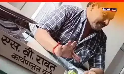 रीवा पंचायत विवाद, कमिश्नर तक पहुंचा मामला: कार्यपालन यंत्री ने वीडियो में कर्मचारियों पर लगाया था दलाली का आरोप, मचा हड़कंप रीवा पंचायत विवाद, कमिश्नर तक पहुंचा मामला: कार्यपालन यंत्री ने वीडियो में कर्मचारियों पर लगाया था दलाली का आरोप, मचा हड़कंप