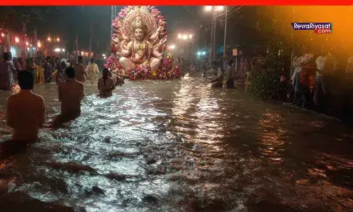 रीवा में दुर्गा प्रतिमा विसर्जन के बाद बड़ा हादसा: ट्रैक्टर-ट्राली में करंट फैला, एक बच्चे की मौत, 3 गंभीर