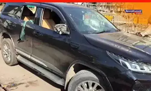 रीवा में हत्या के आरोपी सुमित सिंह की फॉर्च्यूनर कार दुर्घटनाग्रस्त, पुलिस को देखकर भाग रहा था