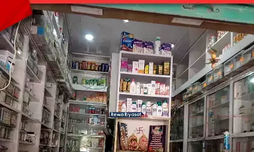 रीवा में मेडिकल दुकानों की जांच: बिना फार्मासिस्ट संचालित 4 दुकानों को सील किया, बिना प्रिस्क्रिप्शन मिल रही दवा रीवा में मेडिकल दुकानों की जांच: बिना फार्मासिस्ट संचालित 4 दुकानों को सील किया, बिना प्रिस्क्रिप्शन मिल रही दवा