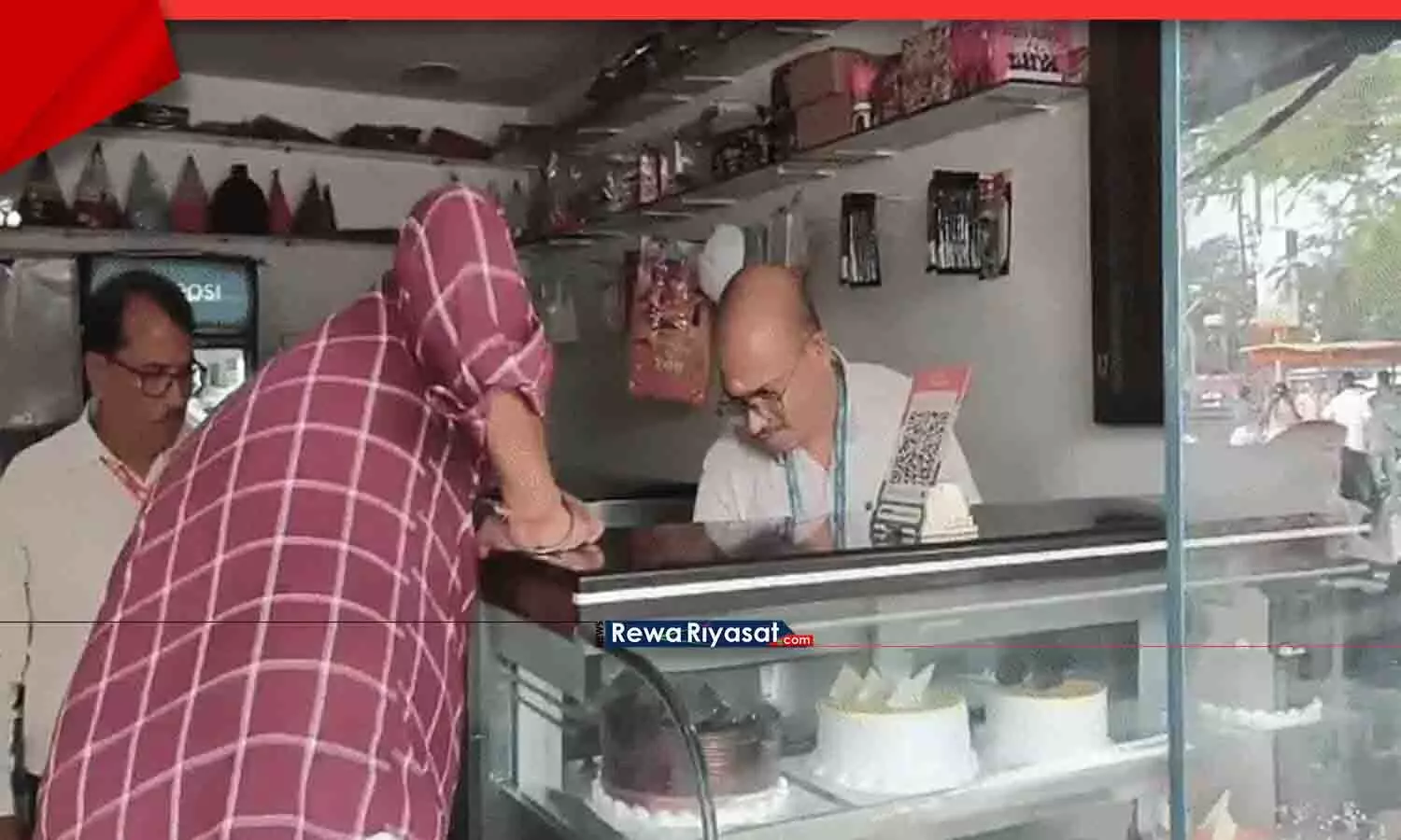 रीवा में दिवाली से पहले खाद्य विभाग की बड़ी कार्रवाई: केक टर्मिनल कारखाने में दबिश, एक्सपायरी सामान बरामद