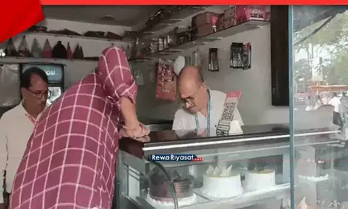 रीवा में दिवाली से पहले खाद्य विभाग की बड़ी कार्रवाई: केक टर्मिनल कारखाने में दबिश, एक्सपायरी सामान बरामद
