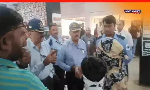 रीवा के संजय गांधी अस्पताल के OPD में विवाद: महिला ने सुरक्षाकर्मियों पर मारपीट और बदसलूकी के आरोप लगाए, वीडियो वायरल रीवा के संजय गांधी अस्पताल के OPD में विवाद: महिला ने सुरक्षाकर्मियों पर मारपीट और बदसलूकी के आरोप लगाए, वीडियो वायरल