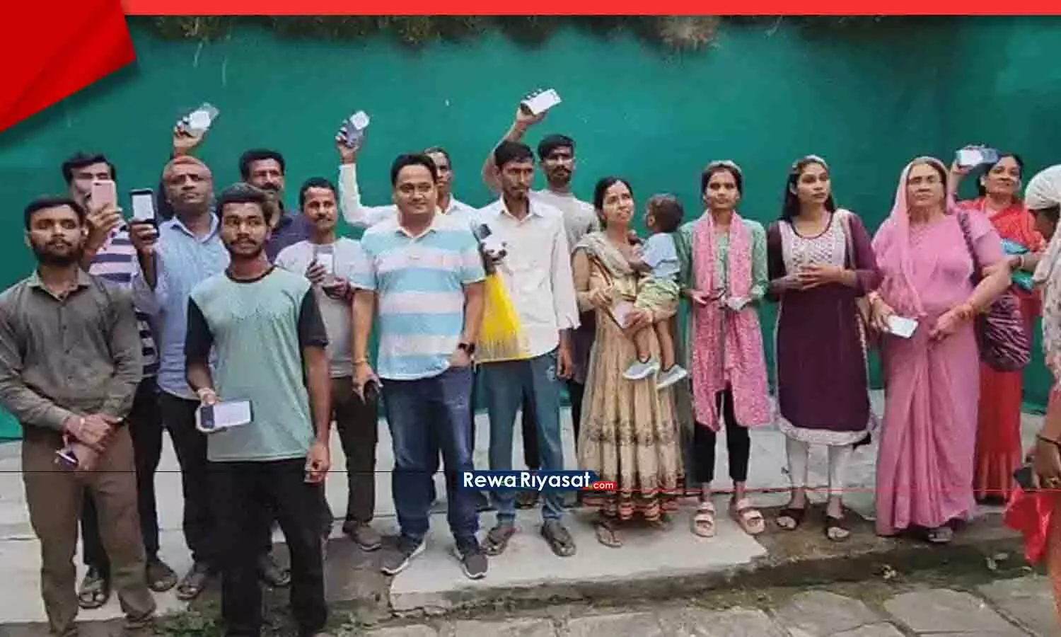 रीवा पुलिस ने धनतेरस पर लौटाई खुशियां, 50 से ज्यादा गुम मोबाइल लोगों को किए वापस