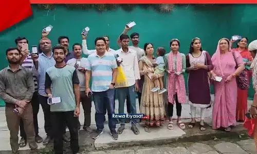 रीवा पुलिस ने धनतेरस पर लौटाई खुशियां, 50 से ज्यादा गुम मोबाइल लोगों को किए वापस