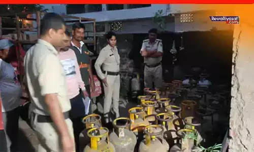रीवा: रिहायशी इलाके में अवैध गैस सिलेंडर भंडारण, द्वारिका नगर से 25 कॉमर्शियल सिलेंडर जब्त