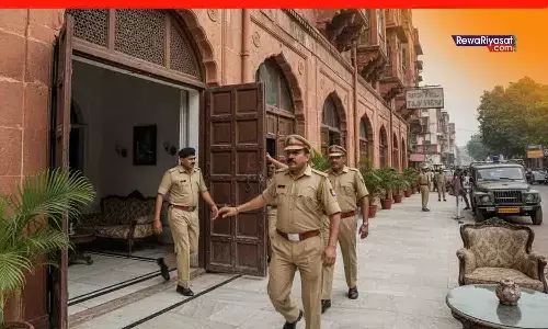 आगरा होटल हादसा: पहली मंजिल से गिरी युवती, पुलिस की रेड से बचने के लिए बिना कपड़ों के भागी थी; बॉयफ्रेंड और स्टाफ फरार आगरा होटल हादसा: पहली मंजिल से गिरी युवती, पुलिस की रेड से बचने के लिए बिना कपड़ों के भागी थी; बॉयफ्रेंड और स्टाफ फरार