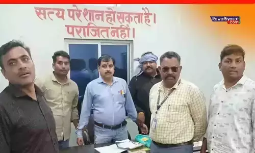 रीवा लोकायुक्त की बड़ी कार्रवाई: पंचायत सचिव ₹15,000 की रिश्वत लेते रंगे हाथों गिरफ्तार, नल-जल योजना के बिल पास करने के एवज में मांगे थे 25 हजार रीवा लोकायुक्त की बड़ी कार्रवाई: पंचायत सचिव ₹15,000 की रिश्वत लेते रंगे हाथों गिरफ्तार, नल-जल योजना के बिल पास करने के एवज में मांगे थे 25 हजार