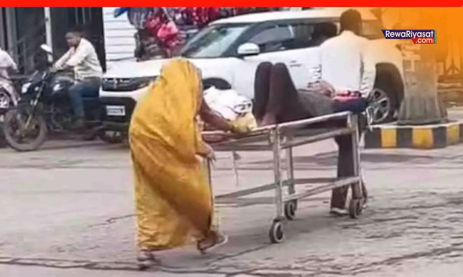 वायरल वीडियो: रीवा के शिल्पी प्लाजा के पास सड़क पर स्ट्रेचर में दिखा SGMH का मरीज, जांच के आदेश वायरल वीडियो: रीवा के शिल्पी प्लाजा के पास सड़क पर स्ट्रेचर में दिखा SGMH का मरीज, जांच के आदेश