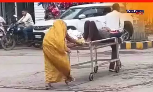 वायरल वीडियो: रीवा के शिल्पी प्लाजा के पास सड़क पर स्ट्रेचर में दिखा SGMH का मरीज, जांच के आदेश