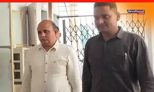 रीवा लोकायुक्त ने डॉ. कल्याण सिंह को रिश्वत लेते पकड़ा: रायपुर कर्चुलियान CHC में BMO और बाबू रिश्वत लेते गिरफ्तार, झोलाछाप डॉक्टर से मांगे थे ₹10,000