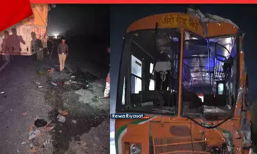 रीवा से यूपी जा रही UP Roadways Bus ट्रक से टकराई, 8 यात्री घायल; ड्राइवर की लापरवाही से हुआ हादसा रीवा से यूपी जा रही UP Roadways Bus ट्रक से टकराई, 8 यात्री घायल; ड्राइवर की लापरवाही से हुआ हादसा