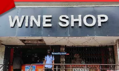 रीवा में शराब दुकान शिफ्टिंग पर बवाल: पार्षद के नेतृत्व में विरोध प्रदर्शन, पुलिस से झूमाझटकी