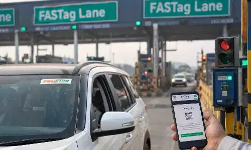 1 अप्रैल से Toll Plaza होंगे पूरी तरह Cashless: अब सिर्फ FASTag या UPI से देना होगा टैक्स, 25 टोल पर ट्रायल शुरू