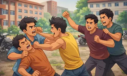 रीवा APS यूनिवर्सिटी के बॉयज हॉस्टल में बाहरी युवकों का हमला: B. Pharma छात्र के सिर पर रॉड से वार, चोरी के शक से भड़का विवाद