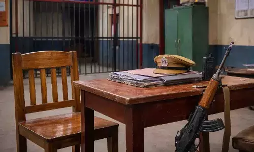 पुलिस लाइन में दर्दनाक घटना: ड्यूटी पर कॉन्स्टेबल ने खुद को मारी गोली, मौके पर मौत पुलिस लाइन में दर्दनाक घटना: ड्यूटी पर कॉन्स्टेबल ने खुद को मारी गोली, मौके पर मौत