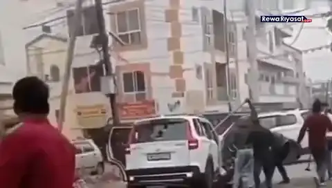 भोपाल में रीवा के हिस्ट्रीशीटर पर जानलेवा हमला: कार से घसीटा, सब्बल-हथौड़े से हाथ-पैर तोड़े; हालत नाजुक, Video वायरल