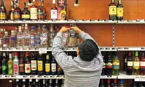 रीवा में MRP से ज्यादा दाम पर शराब बिक्री? CM हेल्पलाइन बंद, आबकारी विभाग पर मिलीभगत के आरोप