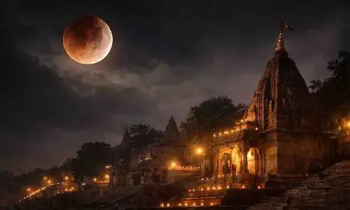 3 मार्च को खग्रास चंद्रग्रहण: चतुर्ग्रही योग से बढ़ेगा वैश्विक तनाव? जानें राशियों पर असर और सूतक काल 3 मार्च को खग्रास चंद्रग्रहण: चतुर्ग्रही योग से बढ़ेगा वैश्विक तनाव? जानें राशियों पर असर और सूतक काल