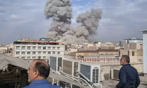 इजराइल-ईरान सीधा युद्ध: तेहरान पर हमले के बाद 400 मिसाइलें, अमेरिका-इजराइल जॉइंट एक्शन का दावा