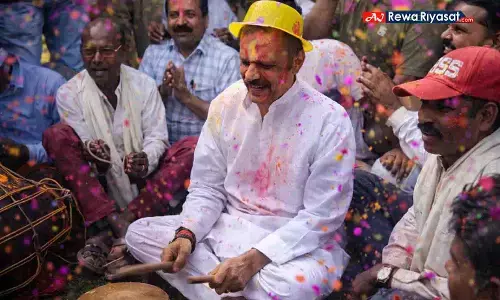 रीवा में होली का उल्लास: राजेंद्र शुक्ल ने कार्यकर्ताओं संग खेली होली, चिरहुलानाथ मंदिर में उमड़ी श्रद्धालुओं की भीड़ रीवा में होली का उल्लास: राजेंद्र शुक्ल ने कार्यकर्ताओं संग खेली होली, चिरहुलानाथ मंदिर में उमड़ी श्रद्धालुओं की भीड़