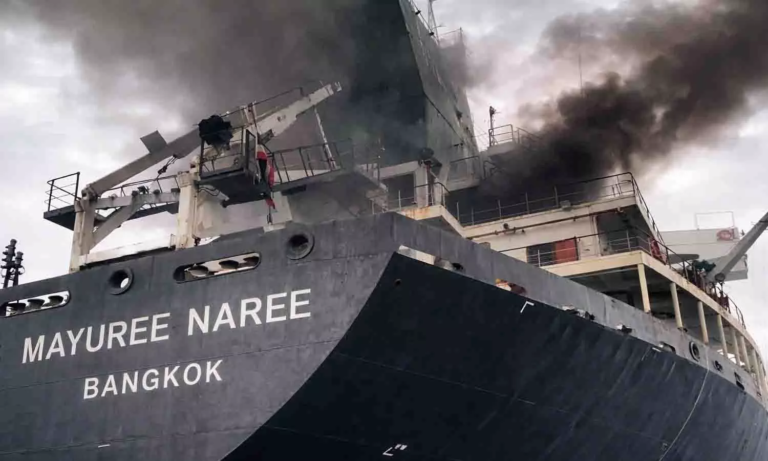 Hormuz Strait Attack: गुजरात आ रहे थाई कार्गो जहाज पर हमला, 20 क्रू बचाए गए, 3 क्रू अभी भी शिप पर फंसे Hormuz Strait Attack: गुजरात आ रहे थाई कार्गो जहाज पर हमला, 20 क्रू बचाए गए, 3 क्रू अभी भी शिप पर फंसे