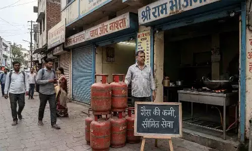 MP में इंदौर-भोपाल से लेकर रीवा तक हाहाकार: कमर्शियल LPG की सप्लाई रुकी, छात्रों और बुजुर्गों के खाने पर संकट MP में इंदौर-भोपाल से लेकर रीवा तक हाहाकार: कमर्शियल LPG की सप्लाई रुकी, छात्रों और बुजुर्गों के खाने पर संकट
