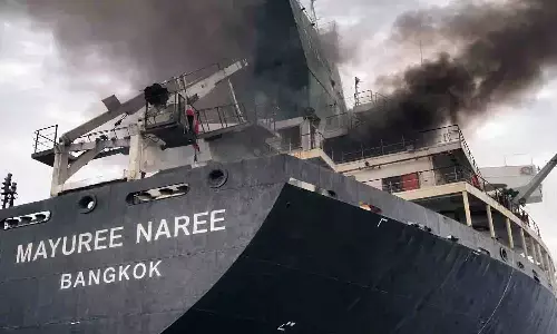 Hormuz Strait Attack: गुजरात आ रहे थाई कार्गो जहाज पर हमला, 20 क्रू बचाए गए, 3 क्रू अभी भी शिप पर फंसे