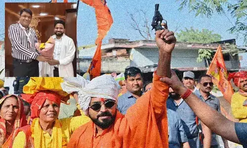 रीवा कलश यात्रा में साधु द्वारा हर्ष फायरिंग करते हुए, कैमरामैन को लगी गोली का दृश्य रीवा कलश यात्रा में साधु द्वारा हर्ष फायरिंग करते हुए, कैमरामैन को लगी गोली का दृश्य