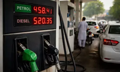 Pakistan Fuel Price Shock: 55% तक बढ़े दाम, पेट्रोल ₹458 और डीजल ₹520 पार, आम जनता पर भारी मार