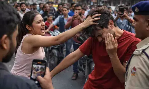 सड़क पर गर्लफ्रेंड ने प्रेमी को धोखेबाजी के शक में जमकर पीटा