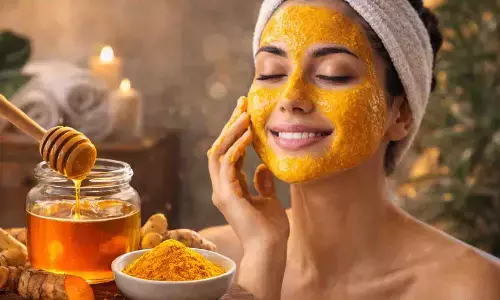 घर पर बनाएं शहद और हल्दी का जादुई फेस पैक