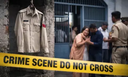 रीवा केंद्रीय जेल में मुंशी की आत्महत्या: गोशाला में फांसी, परिजनों ने लगाए गंभीर आरोप रीवा केंद्रीय जेल में मुंशी की आत्महत्या: गोशाला में फांसी, परिजनों ने लगाए गंभीर आरोप