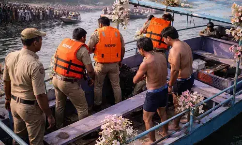 वृंदावन में बड़ा हादसा: यमुना में नाव पलटी, 10 पर्यटकों की मौत, कई लापता;  25 लोग सवार थें