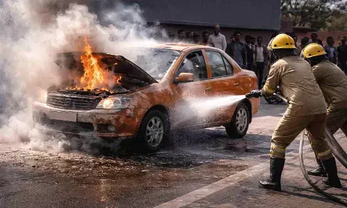 रीवा में चलती कार में लगी आग, सड़क पर मचा हड़कंप; दमकल ने पाया काबू