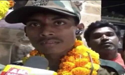 एमपी अजब है: एयरफ़ोर्स अफसर बनने पर पूरे गांव ने मनाया जश्न, बाद में पता चला लड़का झूट बोल रहा था एमपी अजब है: एयरफ़ोर्स अफसर बनने पर पूरे गांव ने मनाया जश्न, बाद में पता चला लड़का झूट बोल रहा था