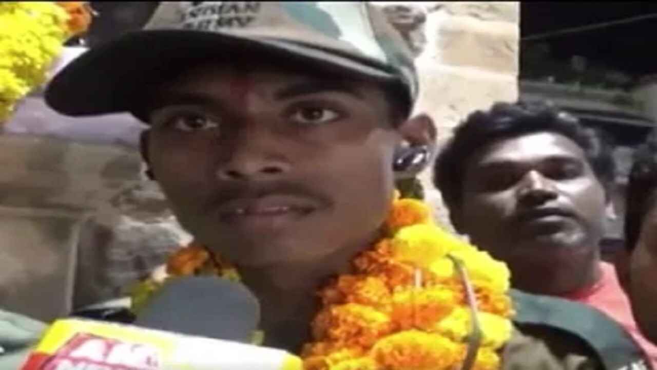 एमपी अजब है: एयरफ़ोर्स अफसर बनने पर पूरे गांव ने मनाया जश्न, बाद में पता चला लड़का झूट बोल रहा था एमपी अजब है: एयरफ़ोर्स अफसर बनने पर पूरे गांव ने मनाया जश्न, बाद में पता चला लड़का झूट बोल रहा था