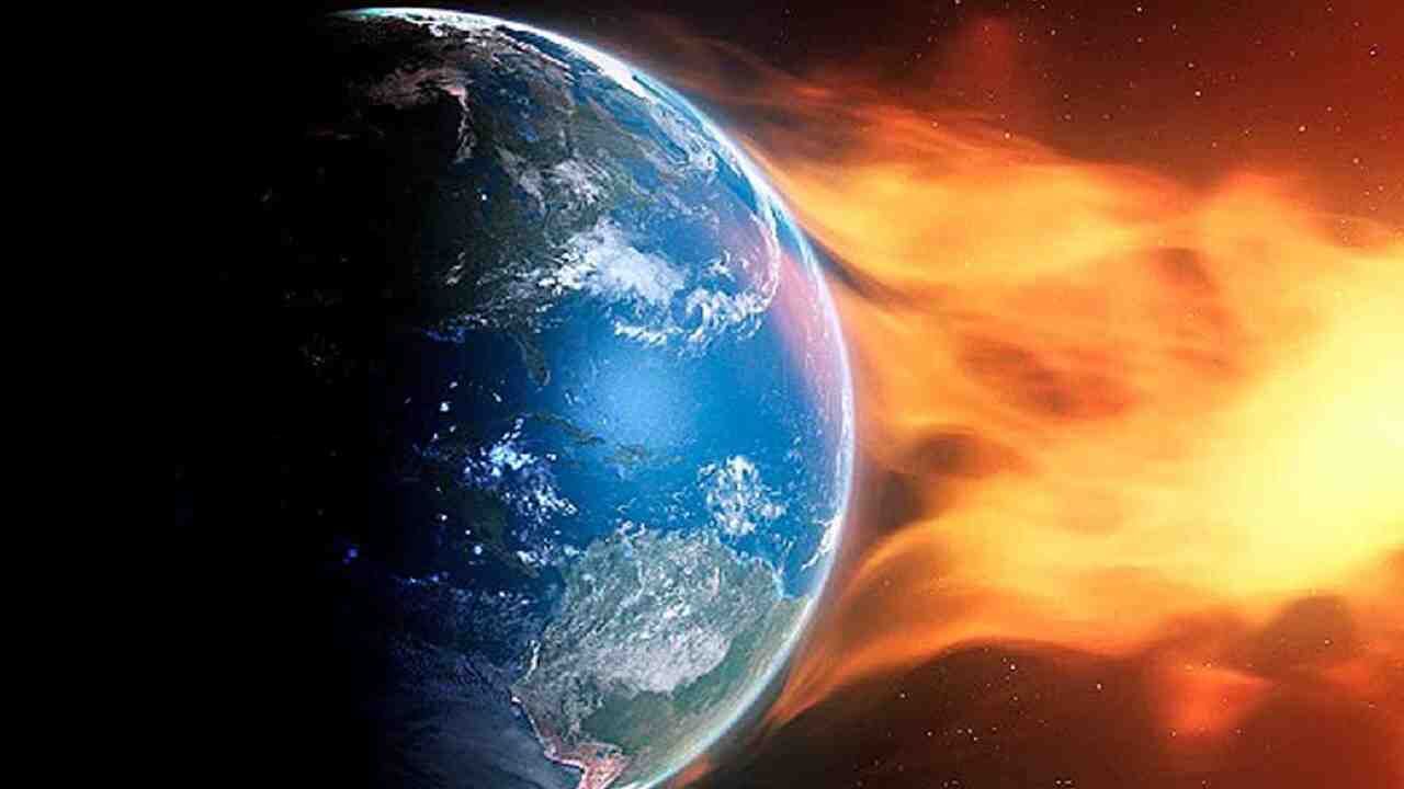Solar Strom: पृथ्वी से कभी भी टकरा सकता है सोलर तूफ़ान, इलेक्ट्रॉनिक डिवाइस नहीं करेंगी काम, बिजली पर पड़ेगा असर