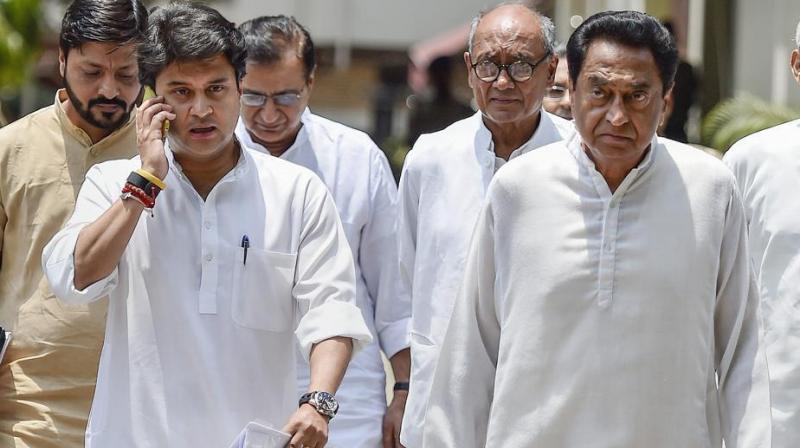 गिरने वाली है कमलनाथ सरकार? सिंधिया समर्थक 6 मंत्री एवं 17 विधायक बैंगलुरु पहुंचे, BJP ने बुलाई विधायक दल की बैठक