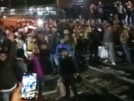 रेलवे की परीक्षा देकर लौट रहे छात्रों का हंगामा, रिजर्वेशन कोच पर जमाया कब्जा, आगे नहीं बढ़ने दी ट्रेन